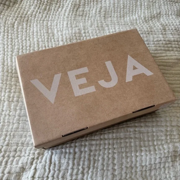 NIB Veja V-10 B-Mesh White Marsala Burgundy Brittany Sneakers - Picture 4 of 4